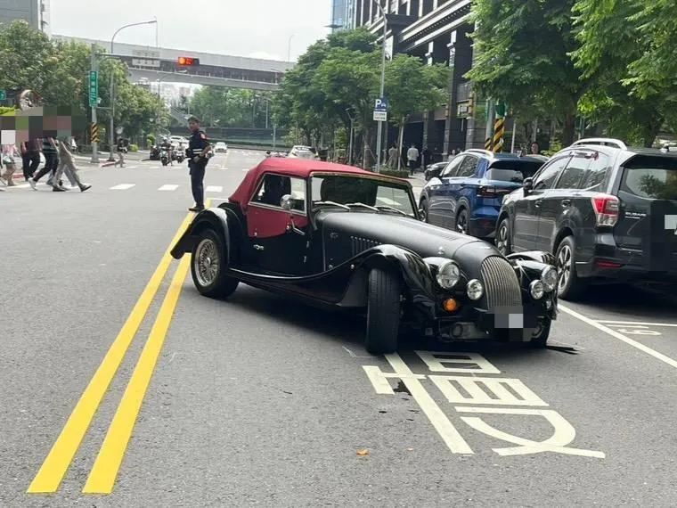 北市一輛價值約500萬元的英國百年品牌Morgan Plus Four仿古車，在行善路轉彎時失控打滑，撞上2輛停等紅燈的轎車。（圖／翻攝畫面）