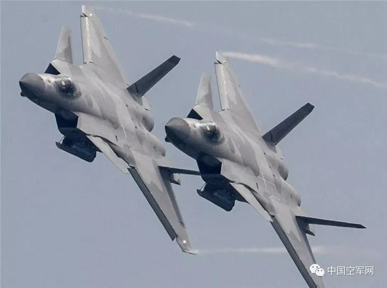 圖為殲-20戰機雙機編隊大坡度機動，拉出翼間渦流。（資料照／翻攝大陸國防部）