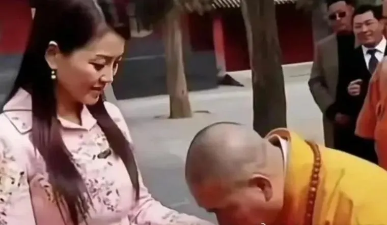 釋永信（右）親吻李湘（左）手背。（圖/翻攝新浪微博）