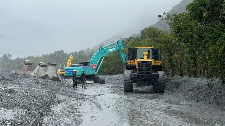 水利署表示自10日起已出動怪手機具進行導水作業。（圖／水利署）