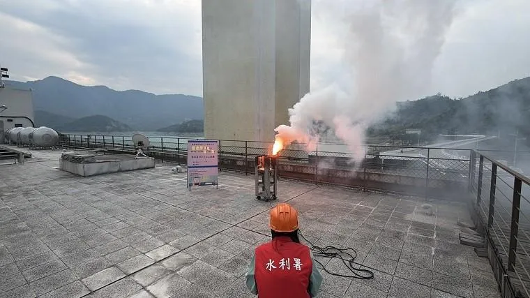 曾文水庫燃放地面焰劑增雨。(圖/水利署)