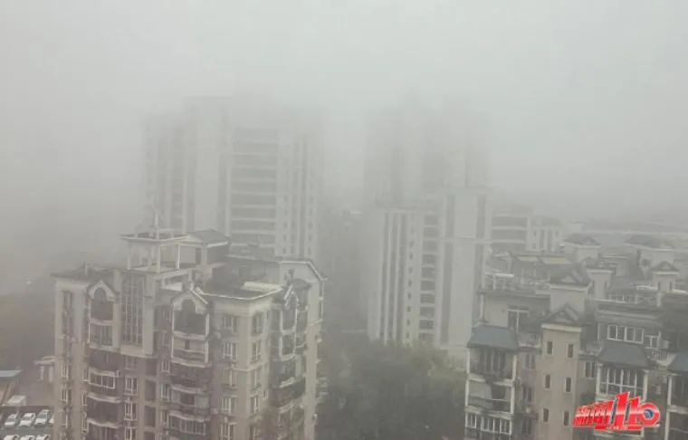 福建省福州市上月初籠罩在大霧中。(圖/翻攝新浪微博)