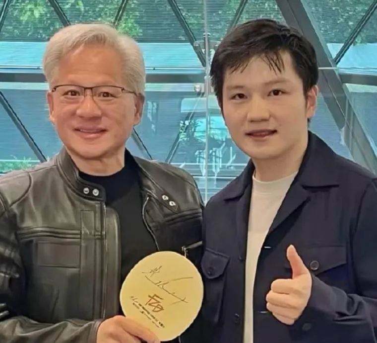 黃仁勳（左）與樊振東（右）在美國加州會面。（圖／翻攝新浪微博）