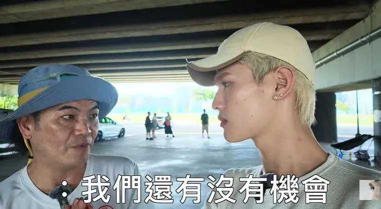 鍾明軒提問，馬國弼（左）還清負債後是否有打算與前妻復合；他回應：「我一定會問她說，我們還有沒有機會？」（圖／翻攝鍾明軒YouTube）