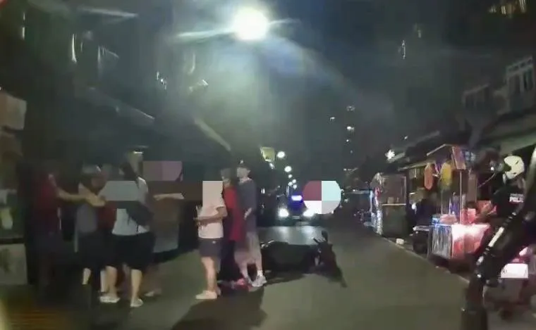 警方到場時雙方仍在拉扯推擠。（圖／翻攝畫面）