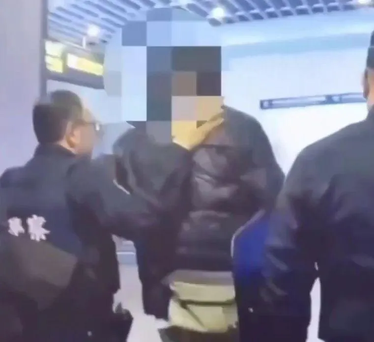 隨機攻擊路人的45歲曹姓男子被逮捕。（圖／警方提供）