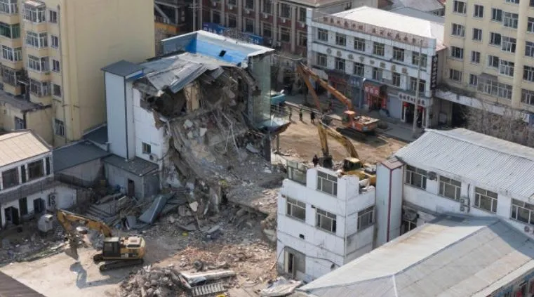 黑龍江省海林市鬧區一棟3層建築物坍塌。(圖/翻攝新浪微博)