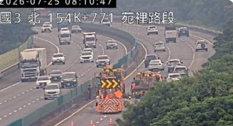 現場多輛工程車仍在協助處理中。（圖／翻攝自高公局網站）