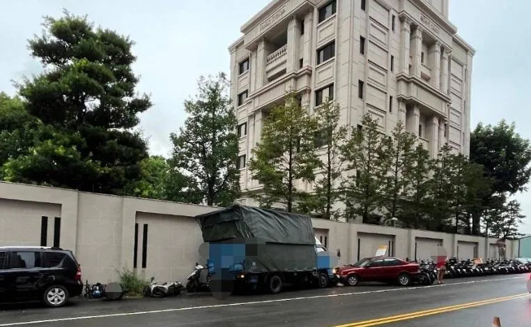 顏清標住宅外牆遭撞。（圖／翻攝畫面）