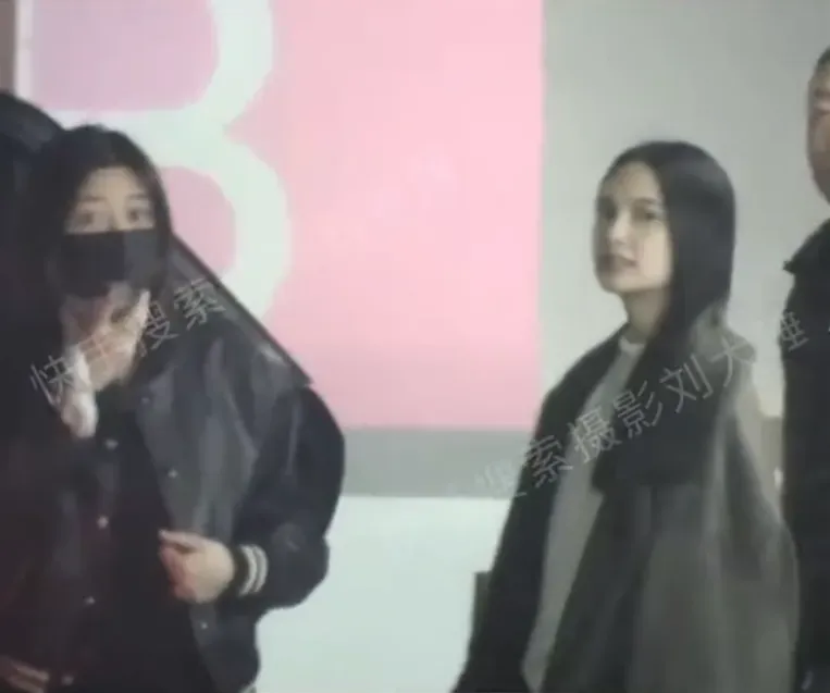楊丞琳（右）發現有攝影機在拍攝後，與陳妍希（左）上車離開。（圖／翻攝自快手搜索攝影劉大錘微博）