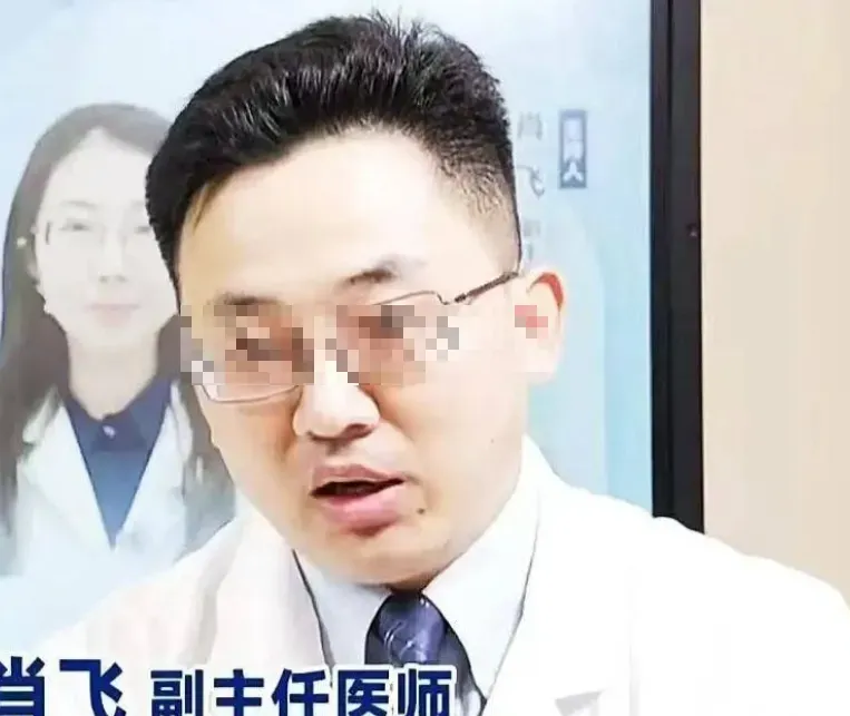 遭開除的醫師肖飛。（圖/翻攝新浪微博）