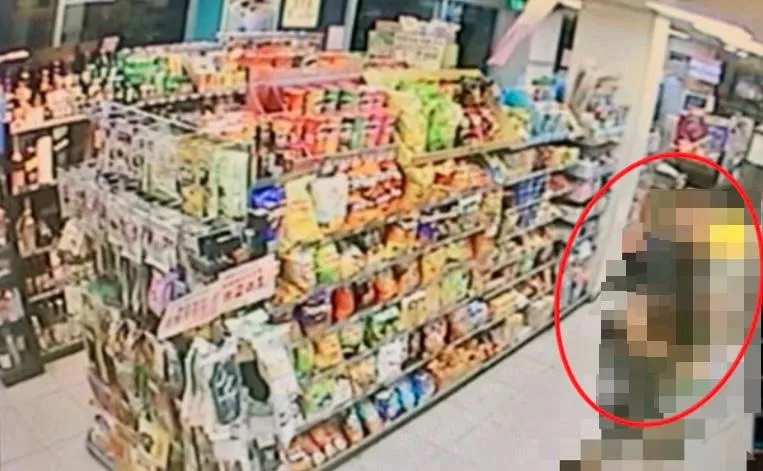 嫌犯在超商提領遭款遭監視器拍下。（圖／翻攝畫面）
