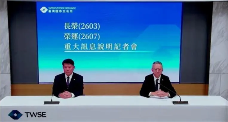 長榮財務部協理莫政平（右）表示，子公司長榮亞洲將向榮運旗下「立盛」承租2.5萬只貨櫃，租期7年，總租約約4730萬美元。（圖／翻攝自證交所YT）