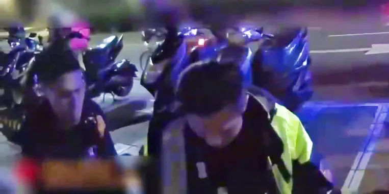蔣政拒檢打警察被壓制逮捕畫面。(圖/警方提供)