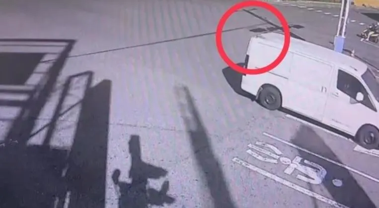 警方調閱監視器查出是從車輛上掉落。（圖／翻攝畫面）
