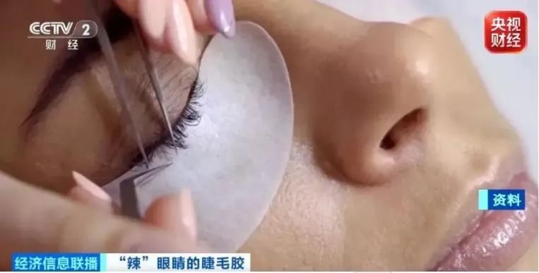 在大陸18至45歲的消費人群中，約65%女性每月使用假睫毛。（圖／翻攝微博）
