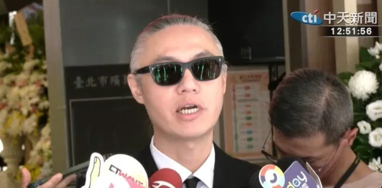 龐祥麟兒子龐雲徽感性表示父親對回憶和物品念舊,收藏妻子的頭髮67年還捨不得丟。(圖/中天新聞)