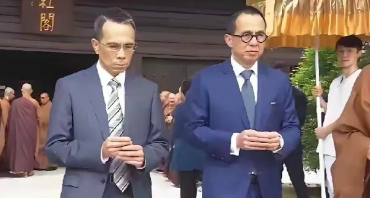 陸網瘋傳的李澤鉅(左)、李澤楷(右)在慈山寺祈福照片。(圖/翻攝新浪微博)
