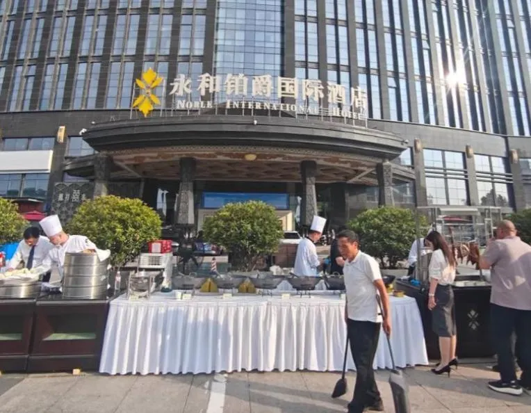 陸五星飯店在戶外擺攤賣美食。（圖/翻攝新浪微博）