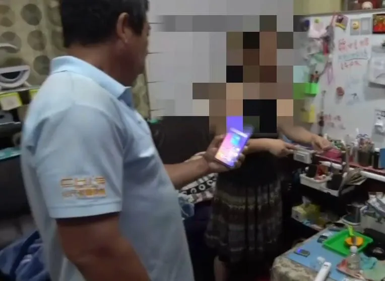 龔女正手持毒品海洛因秤重分裝中。(圖/警方提供)