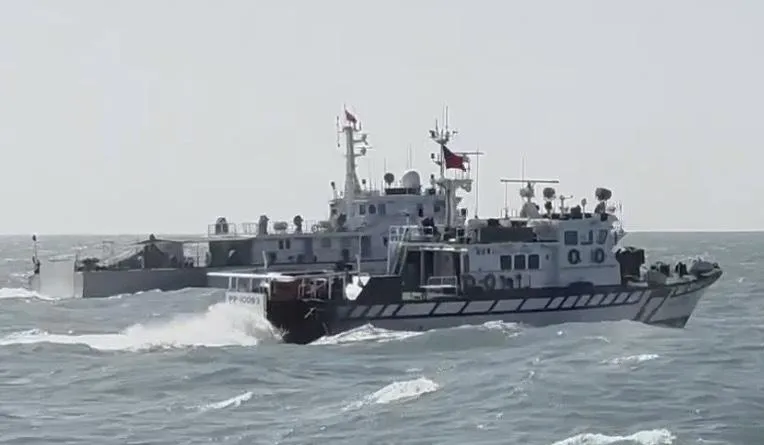 4艘大陸海警船今天侵擾金門水域,海巡巡防艇一對一併航應處。(圖/金馬澎分署提供)