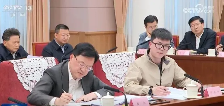 出席會議的企業家，包括智元機器人聯合創始人兼首席技術官彭志輝（前排右一）等人。（圖/翻攝《鳳凰網》）