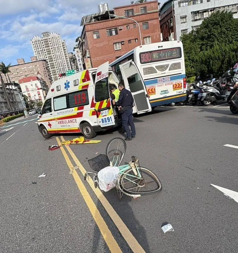 車禍現場,劉姓阿公的腳踏車嚴重變形。(圖/警方提供)