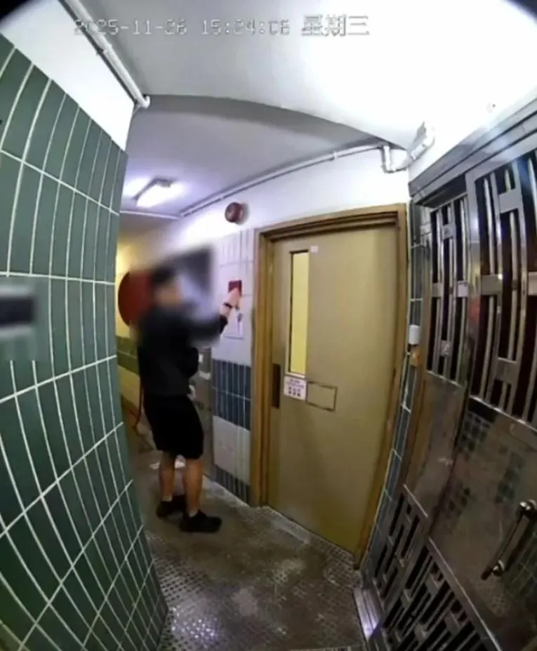 網傳影片宏福苑男住戶「狂敲火警鈴」未起作用。（圖／翻攝「acs.90325i」）