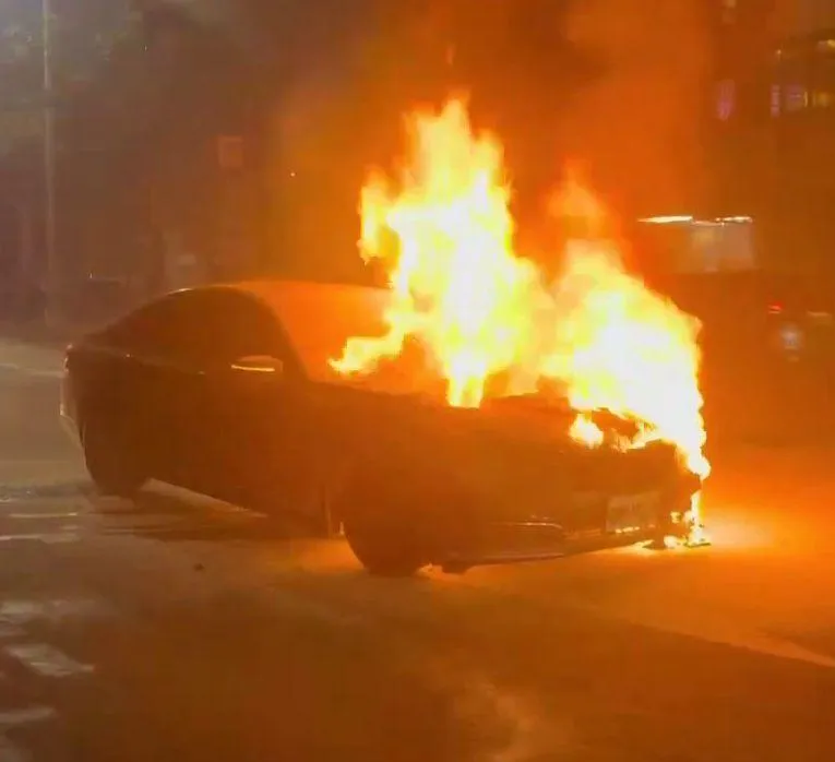 火燒車現場。（圖／記者爆料網）