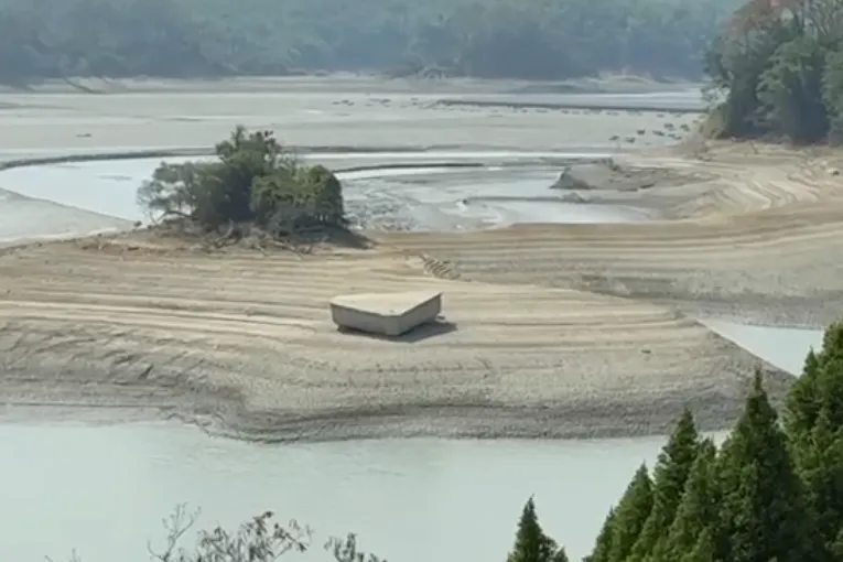 烏山頭水庫水位變低，大片沙洲浮現。（圖／中天新聞）