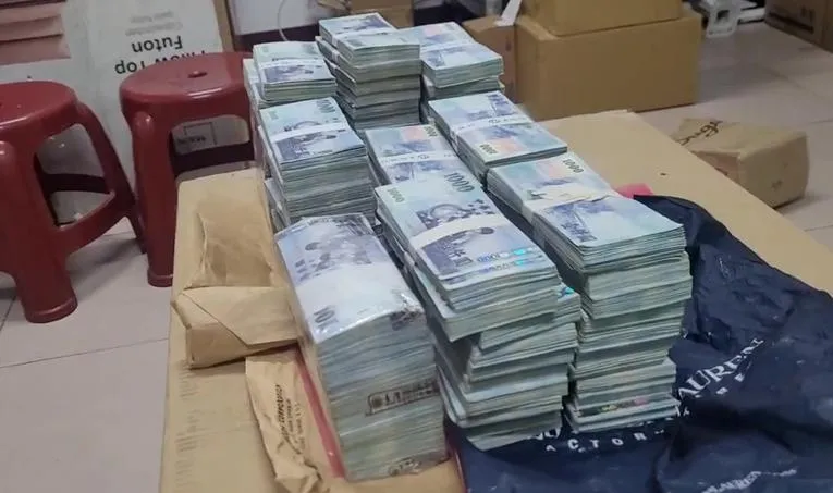 檢方查扣王男1千多萬現金。（圖／翻攝畫面）