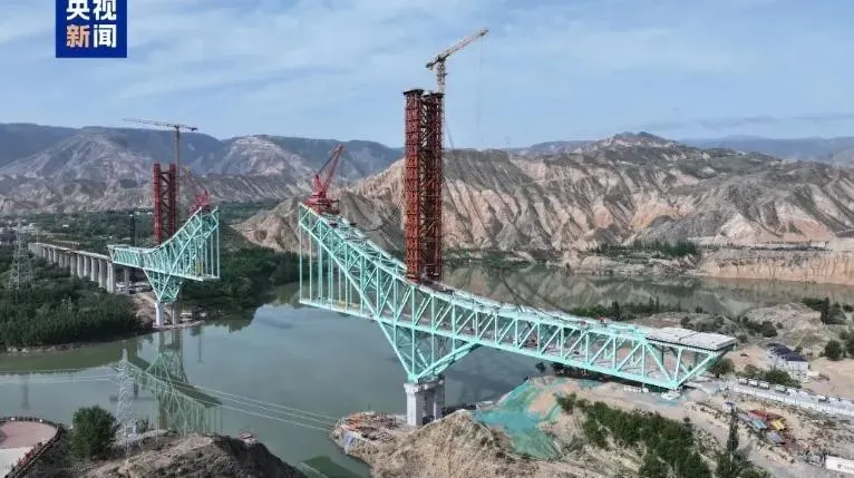 川青鐵路青海段尖扎黃河特大橋。(圖/翻攝《搜狐網》)