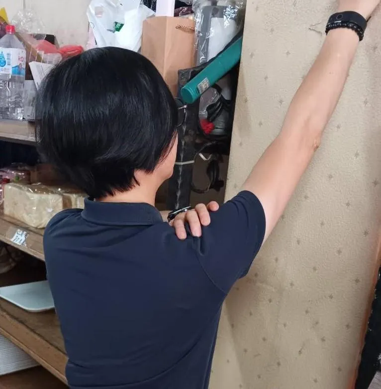 陳姓婦女經手術切除脂肪瘤後,手部已能抬高。(圖/員榮醫院)