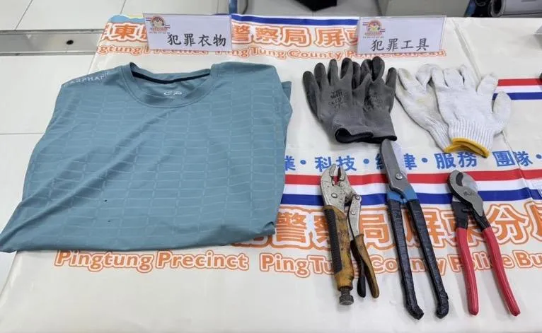 警方查扣竊盜集團犯罪工具。（圖／翻攝畫面）