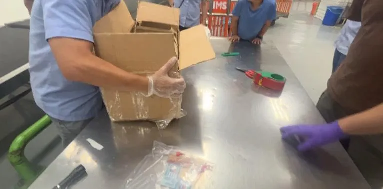 海關人員發現保養品內有異常結晶體,通報檢警,成功攔截毒品。(圖/警方提供)