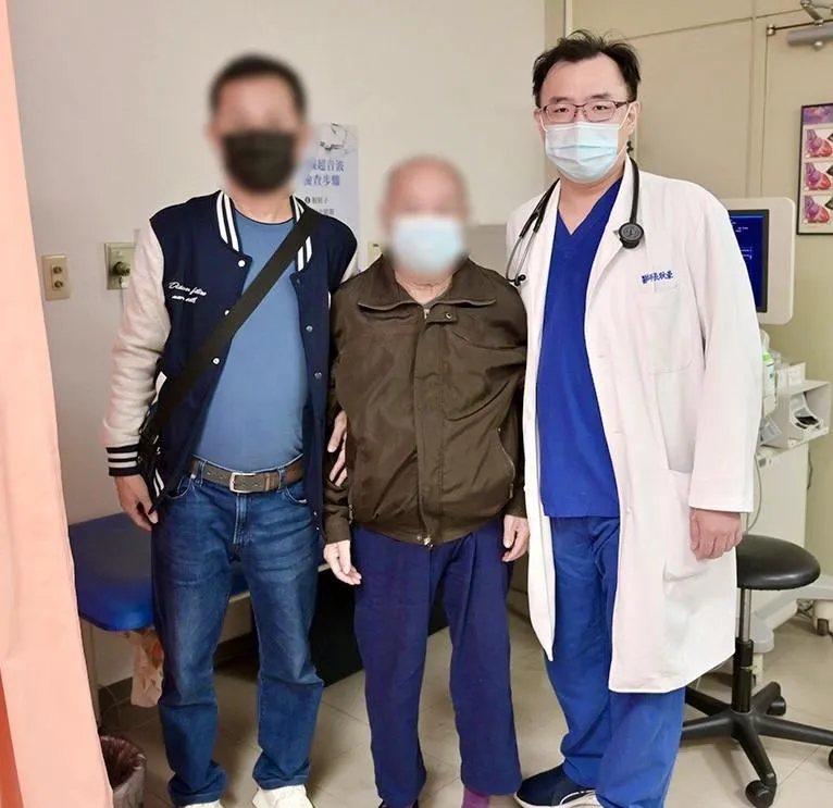 經微創經皮血管成形術恢復血流後，老翁開心表示，「冰冷的左腳變得很溫暖。」（圖／澄清醫院提供）