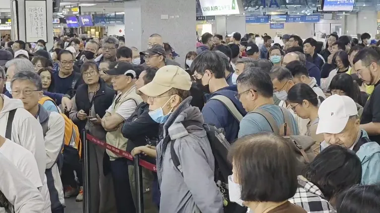 金門因濃霧壟罩、能見度偏低，全天共有22架次航班取消。（圖／中天新聞）