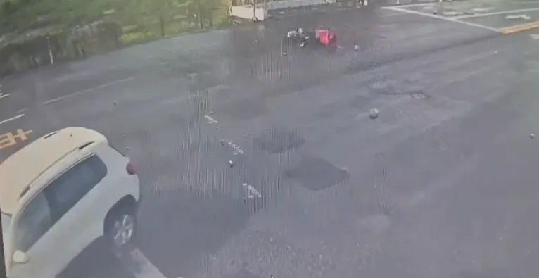 蔡姓女子駕駛休旅車撞上同向欲左轉機車，失控衝入對向車道後插入溝渠。（圖／翻攝畫面）