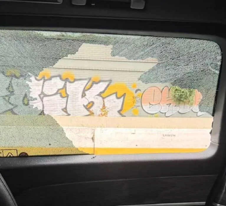 惠英紅曝光車窗被砸照片。(圖/翻攝新浪微博)