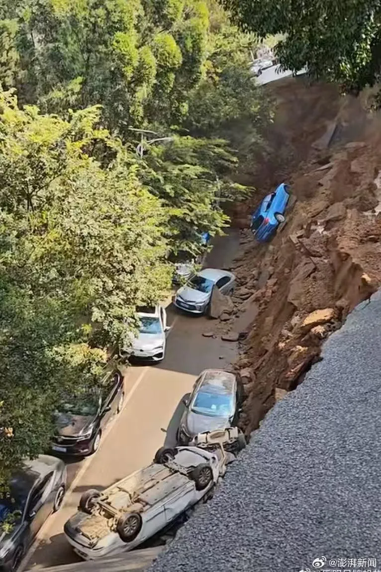 雲南省昆明市西山區一處道路大面積塌陷。(圖/翻攝澎湃新聞)