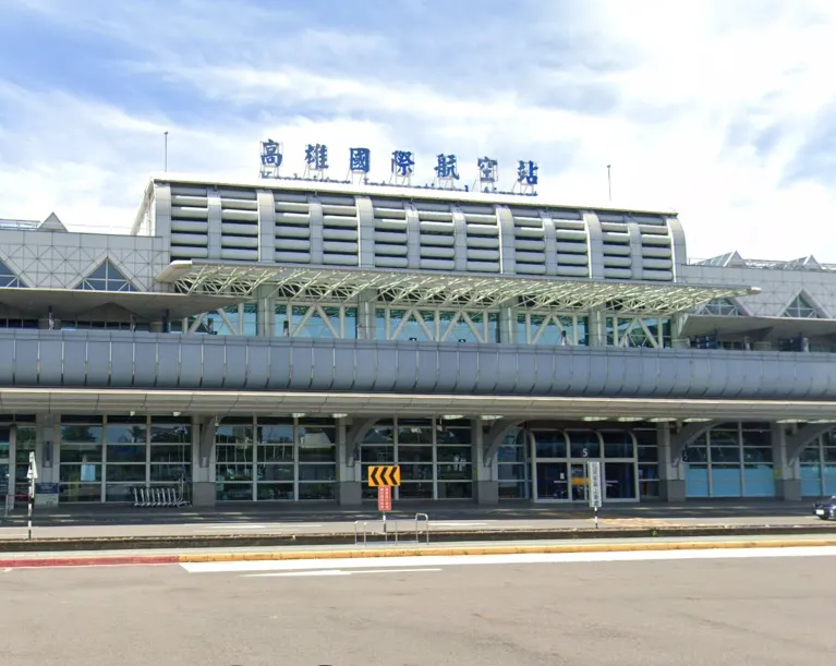 林姓男子今天清晨趁安檢準備空隙,闖入高雄國際機場國內線管制區,扳開自動門進入機坪,並稱要「找朋友」。(資料示意照/翻攝自Google街景圖)