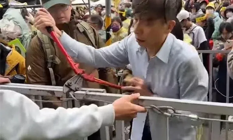 民進黨立委鍾佳濱去年12月才帶油壓剪破壞警方拒馬。（圖／徐巧芯辦公室提供）