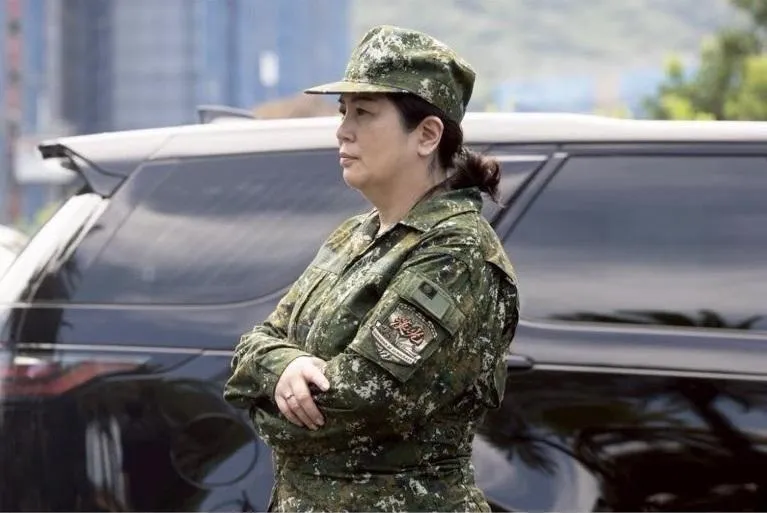 賴清德總統辦公室主任陳羿伶分享自己穿軍裝照片。（圖／讀者提供）