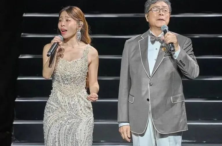 
        歌手楊烈（右）日前展開《自由之地》巡迴演唱會，邀請歌手鍾綺（左）一起對唱經典名曲。（圖／印太戰略智庫提供）
    