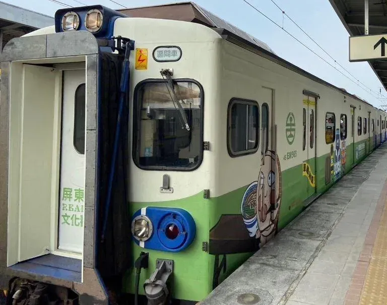 屏東鐵道文化觀光祭推出「噹噹一族彩繪列車」，不定期在中南部各縣市車站行駛。（圖／高雄市觀光局提供）