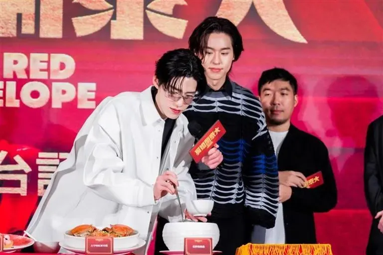 Billkin（右）PP Krit（左）訪台宣傳電影，在記者會上品嚐台灣美食。（圖／金盞花大影業提供）