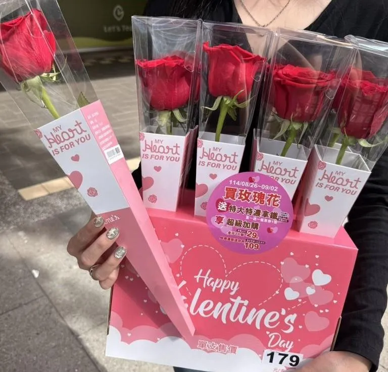 全家便利商店開賣厄瓜多空運進口玫瑰花，9月2日前購買再送拿鐵優惠券。（圖／全家提供）