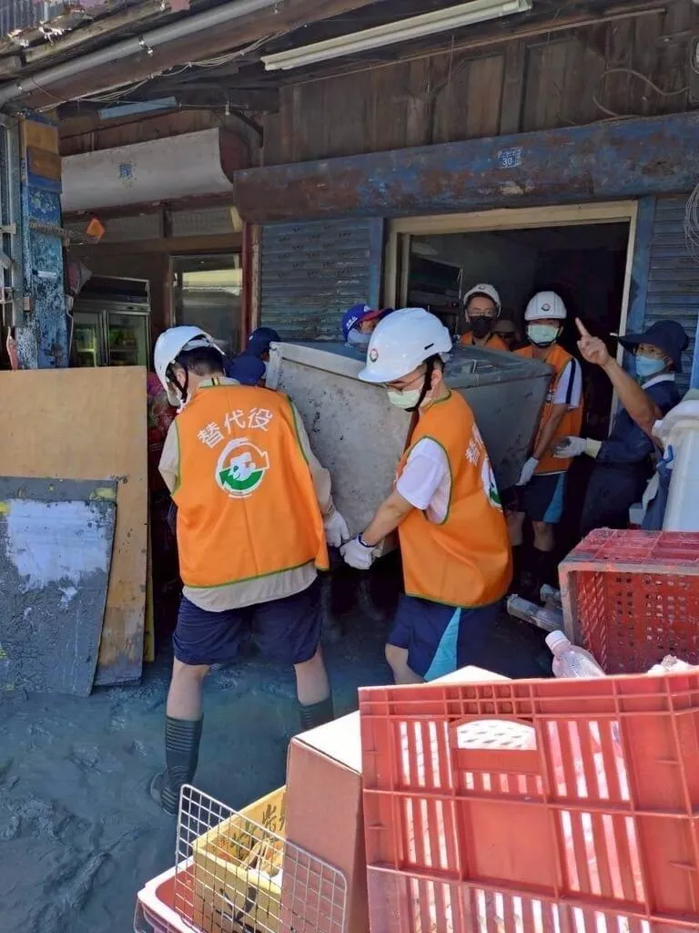 花蓮馬太鞍溪堰塞湖溢流釀災,內政部4日說明,為協助災後復原,此次首次跨區調度各縣市替代役現役役男共1445人次。(圖/內政部提供)