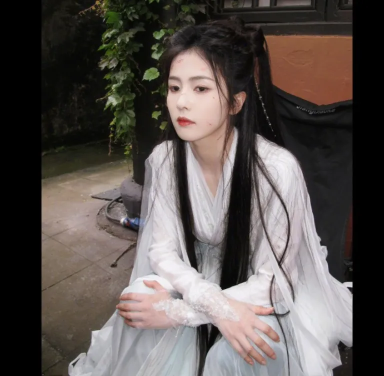 白鹿透露跑遍多個科別就醫。（圖／翻攝自微博）