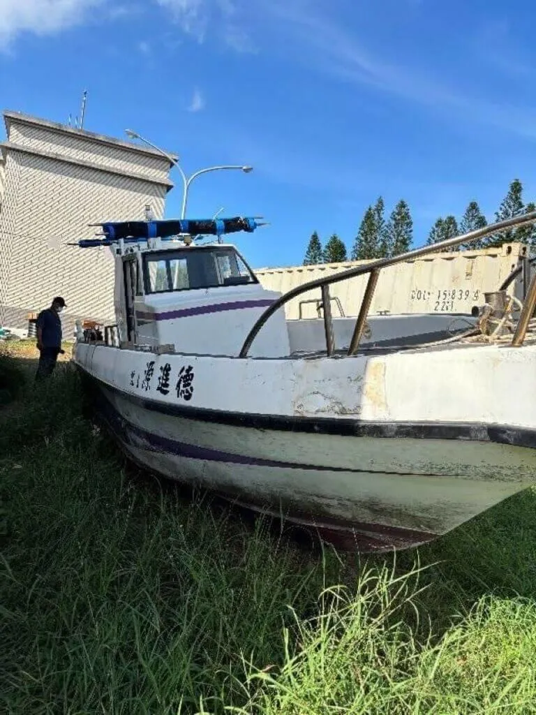 澎湖地檢署今天公開拍賣沒收扣押物,一艘「德進源1號」快艇最為競爭,最後以新台幣53萬5000元標出。(圖/澎湖地檢署提供)